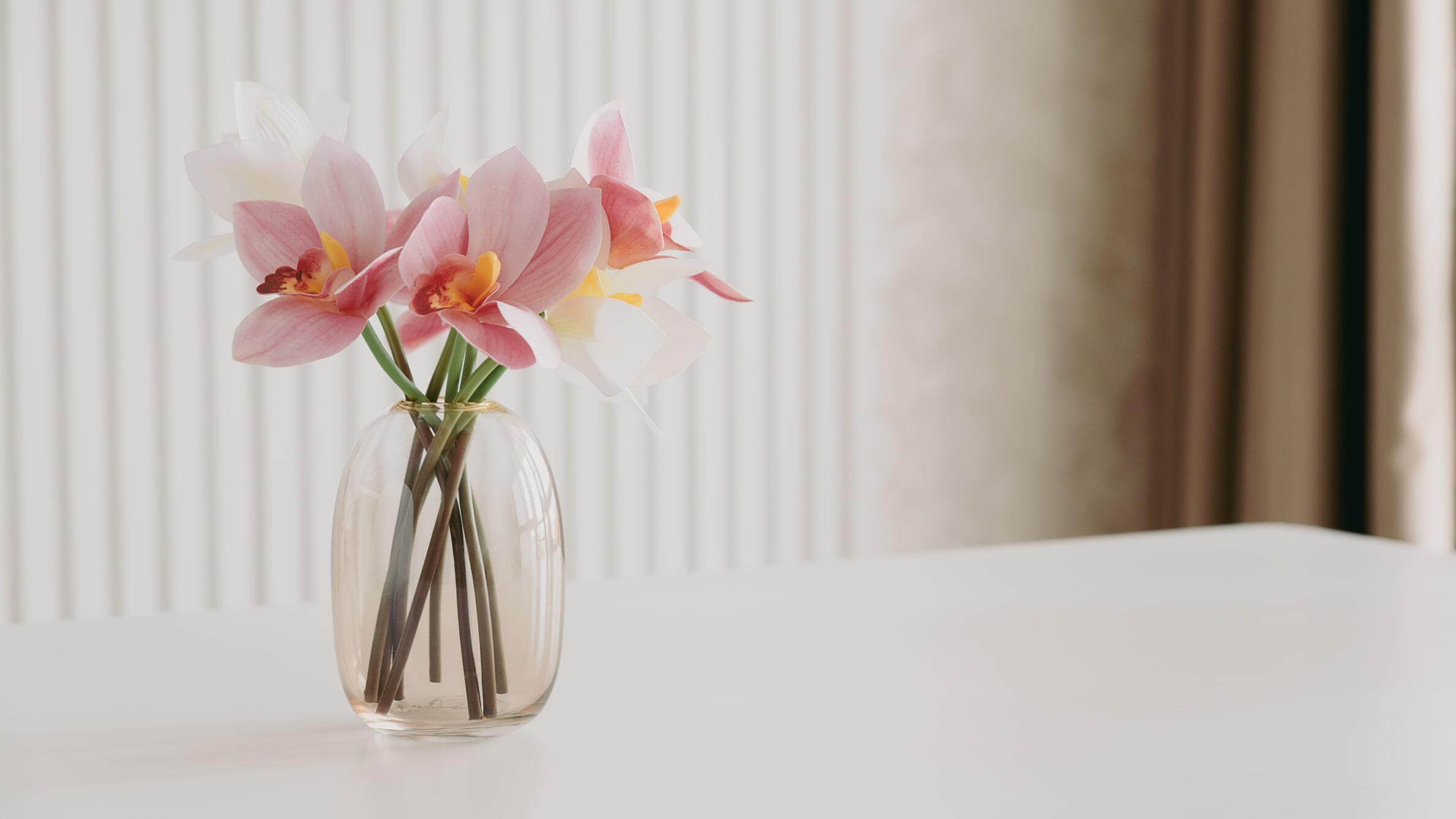 Qual o símbolo por trás de flores em vasos