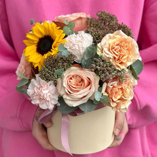 Цветочная композиция в шляпной коробке с пионовидными розами и ярким подсолнухом