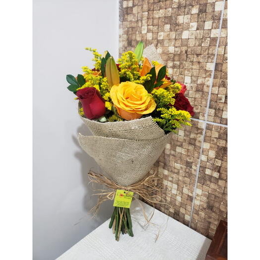 Bouquet Felicidade com 15 Flores Rosas, Lirio, Astromeria e Solidaste