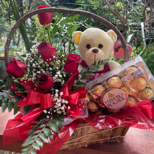 Cesta de rosas com chocolate e pelucia