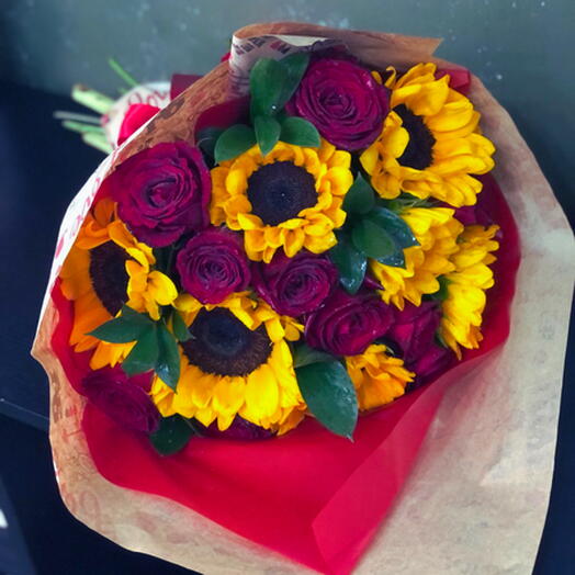 Buque Amor Radiante Com Rosas e Girassol