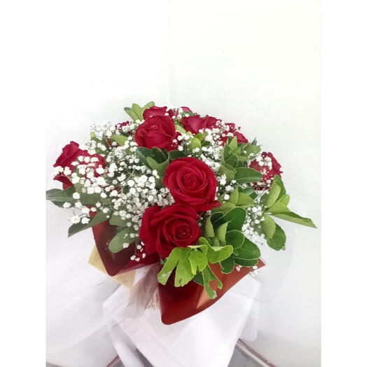 Classico Buquê com 12 Rosas Vermelhas