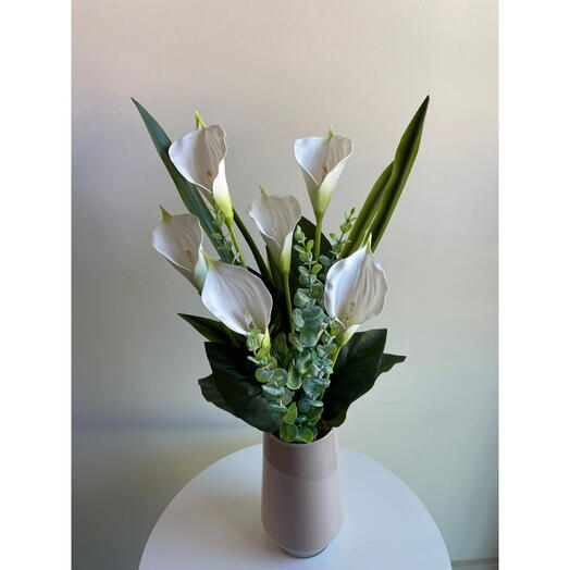 Vaso de cerâmica preenchido com flores copo de leite permanentes + folhas de eucalipto
