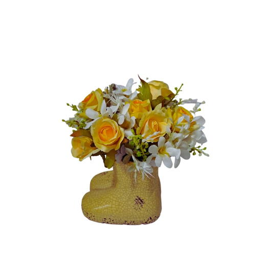 Arranjo vaso amarelo modelo bota com flores variadas