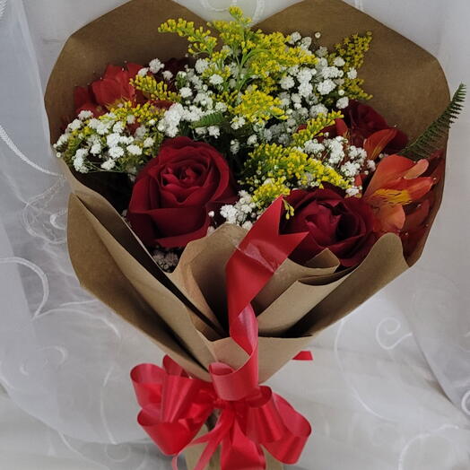Bouquet com 4 rosas vermelhas
