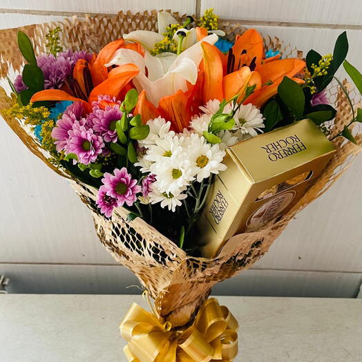 Lindo Buquê de Lirios com uma Caixa de Bombons Ferreiro Rocher