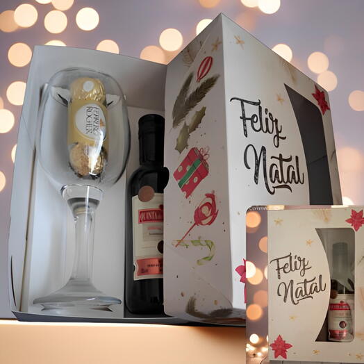 Caixa "Feliz Natal" com Vinho De Mesa Tinto Suave, Taça e Ferrero Rocher