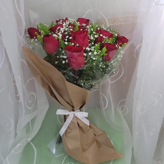 Bouquet com 12 rosas vermelhas basico
