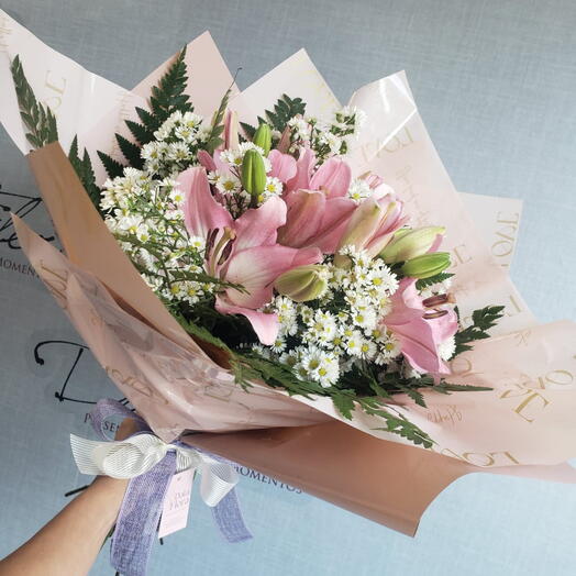 Bouquet de Lirio .podendo alterar a cor da flor,
De acordo com a que tiver disponivel no dia