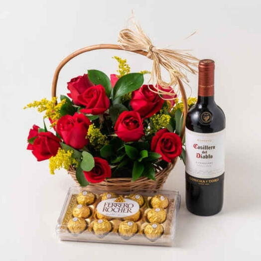 Arranjo de rosas vermelhas com vinho e chocolate