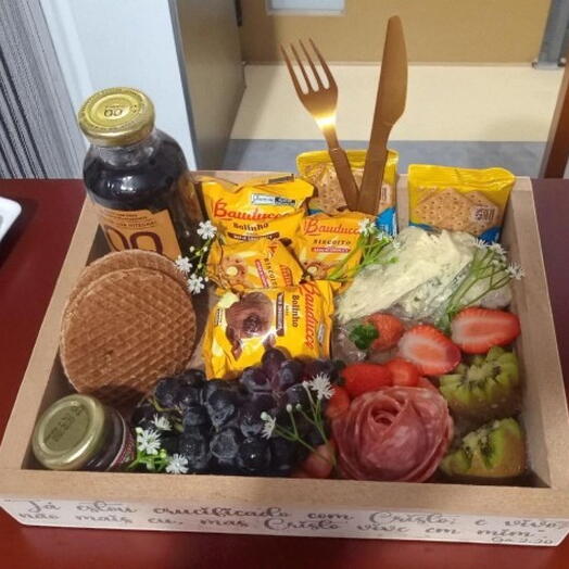 Cesta de Cafe da Manhã na Bandeja