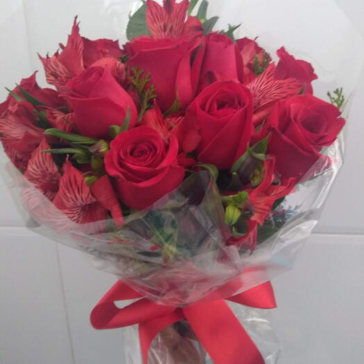 Bouquet de rosas com alstroemerias