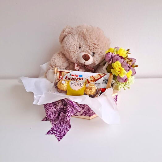 Cesta urso fofinho com chocolates e flores