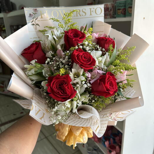 Buquê 6 Rosas e folhagem diversas