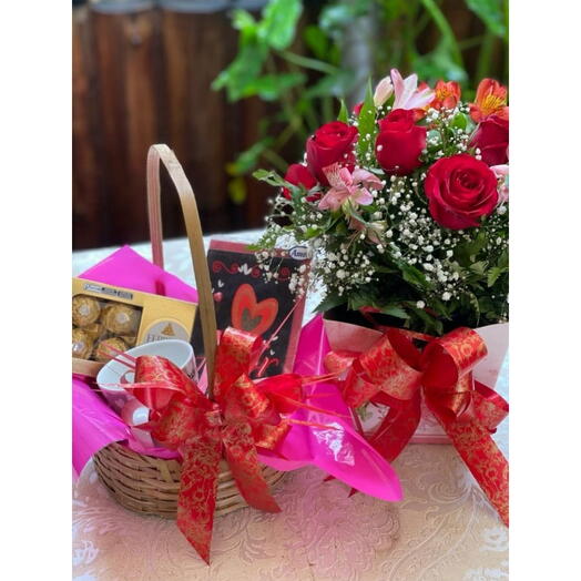 Cesta com Ferrero Rocher com Cartão e Caneca e Arranjo de Flores