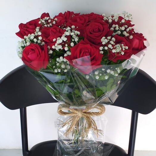 Buquê com 12 rosas Vermelhas e gipsofila