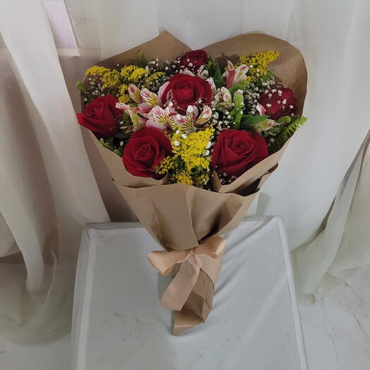 Bouquet com meia duzia de rosas