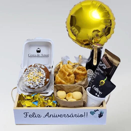 Cesta de Aniversario com Croissants e Bolo