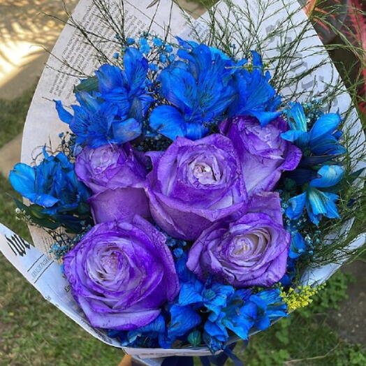 Buquê Com 5 Rosas Lilas e Alstroemeria Azul