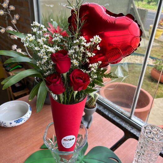 Cone 3 rosas vermelhas com balão de coração