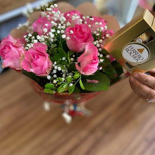 Buquê de rosas cor de rosa com ferrero Rocher 4un