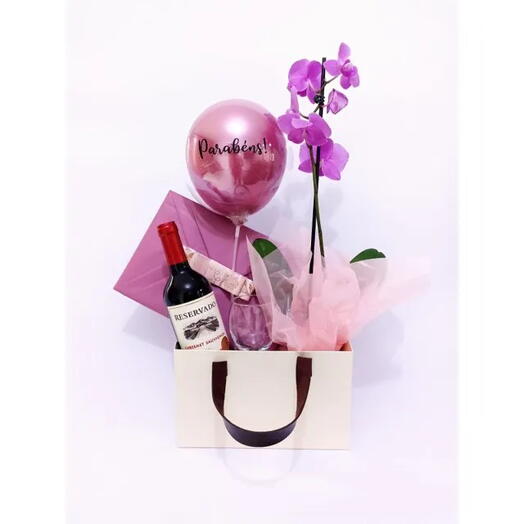 Sofisticada Orquidea Phale Lilas com Bombons De Chocolate Importado da Italia, Vinho e Taça