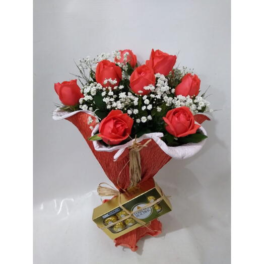 Buque com 12 Rosas Coral com Chocolate