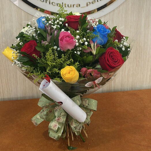 Buquê com 12 Rosas Coloridas com Acabamento