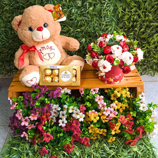 Cesta urso com flores e chocolate Ferrero Rocher