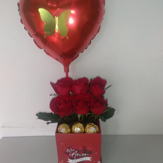 Caixa com 6 rosas 3 chocolates e balão