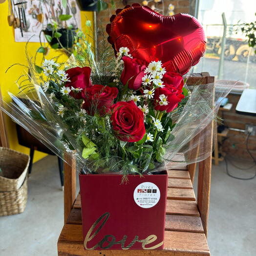 Box com 6 botões de rosas vermelhas e balão de coração