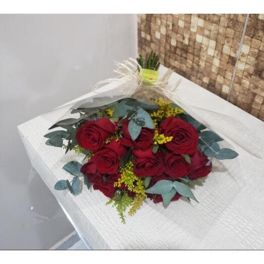 Bouquet com 15 Rosas com Complemento de Folhagem