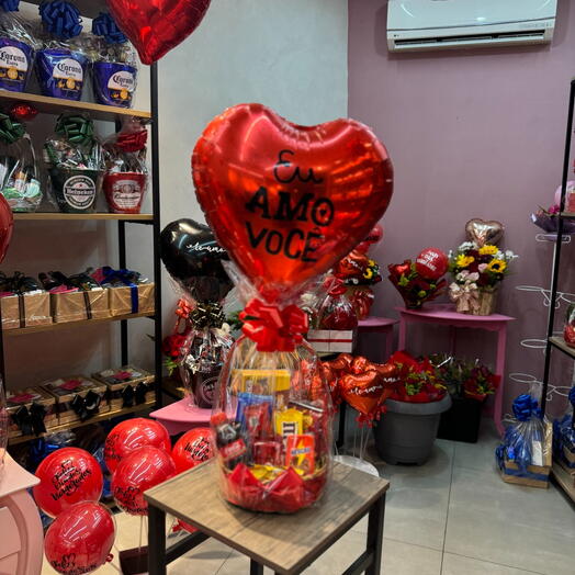 Cesta de Chocolate + Balão de Coração Personalizado