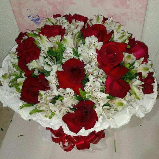 Buquê de rosas vermelhas com astromelhas brancas
