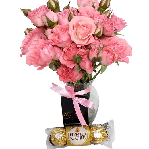 Lindo vaso de rosas cor de rosa spray com Ferrero Rocher