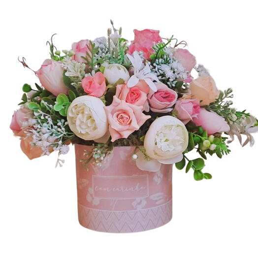 Arranjo com carinho com flores variadas rosas e branca