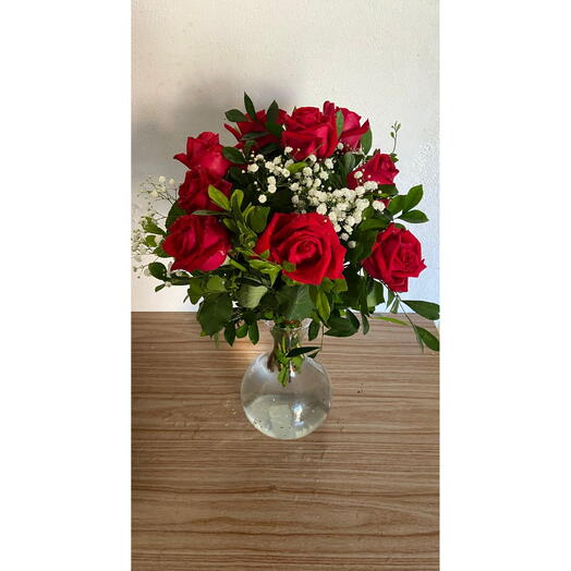 Vaso de vidro com rosas vermelhas