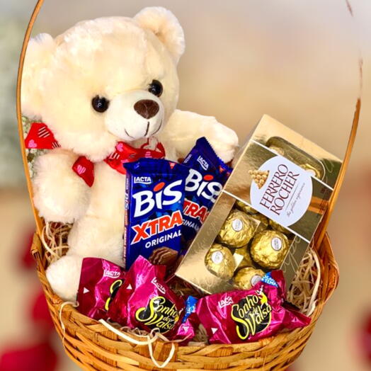 CESTA COM BOMBONS E URSINHO