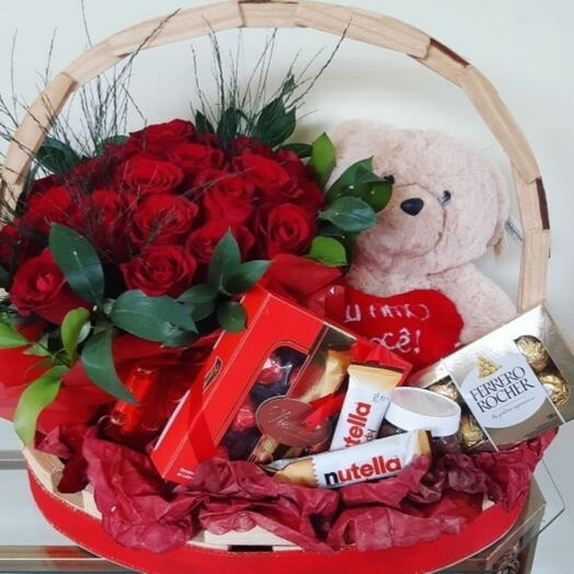 Cesta com rosas chocolates e urso