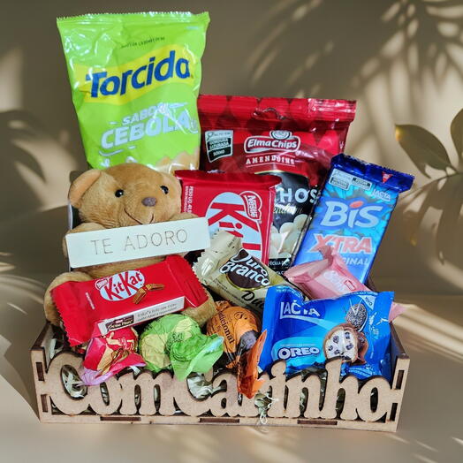 Cesta de Guloseimas "Com Carinho" e Mini Pelucia de Chaveiro "Te Adoro"